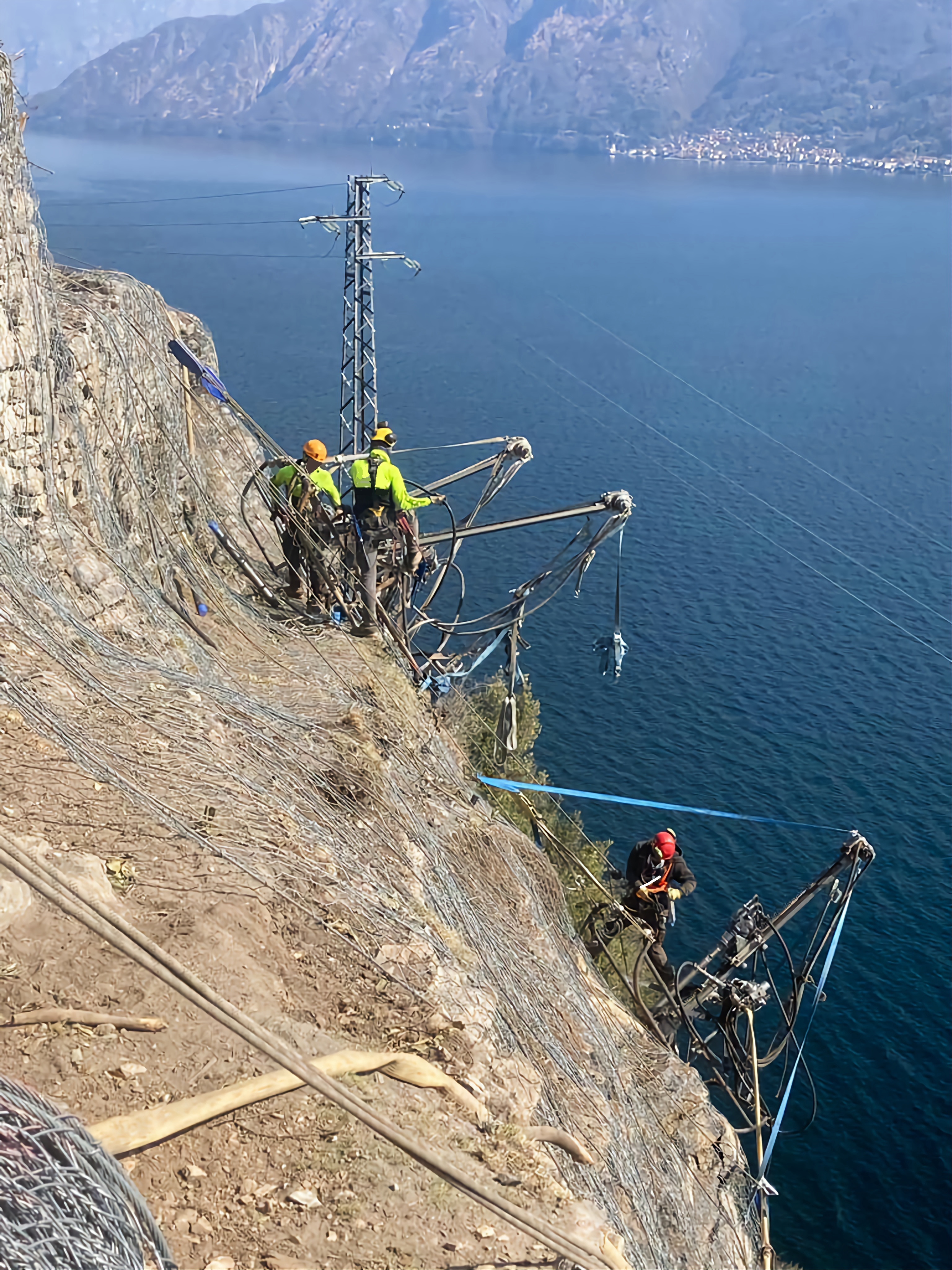 20220320 Tremezzina Workmen over the lake IT