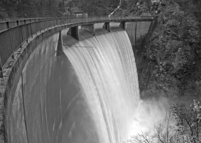 Carmena dam (Switzerland): monitoring of the land-slide on the reservoir left bank