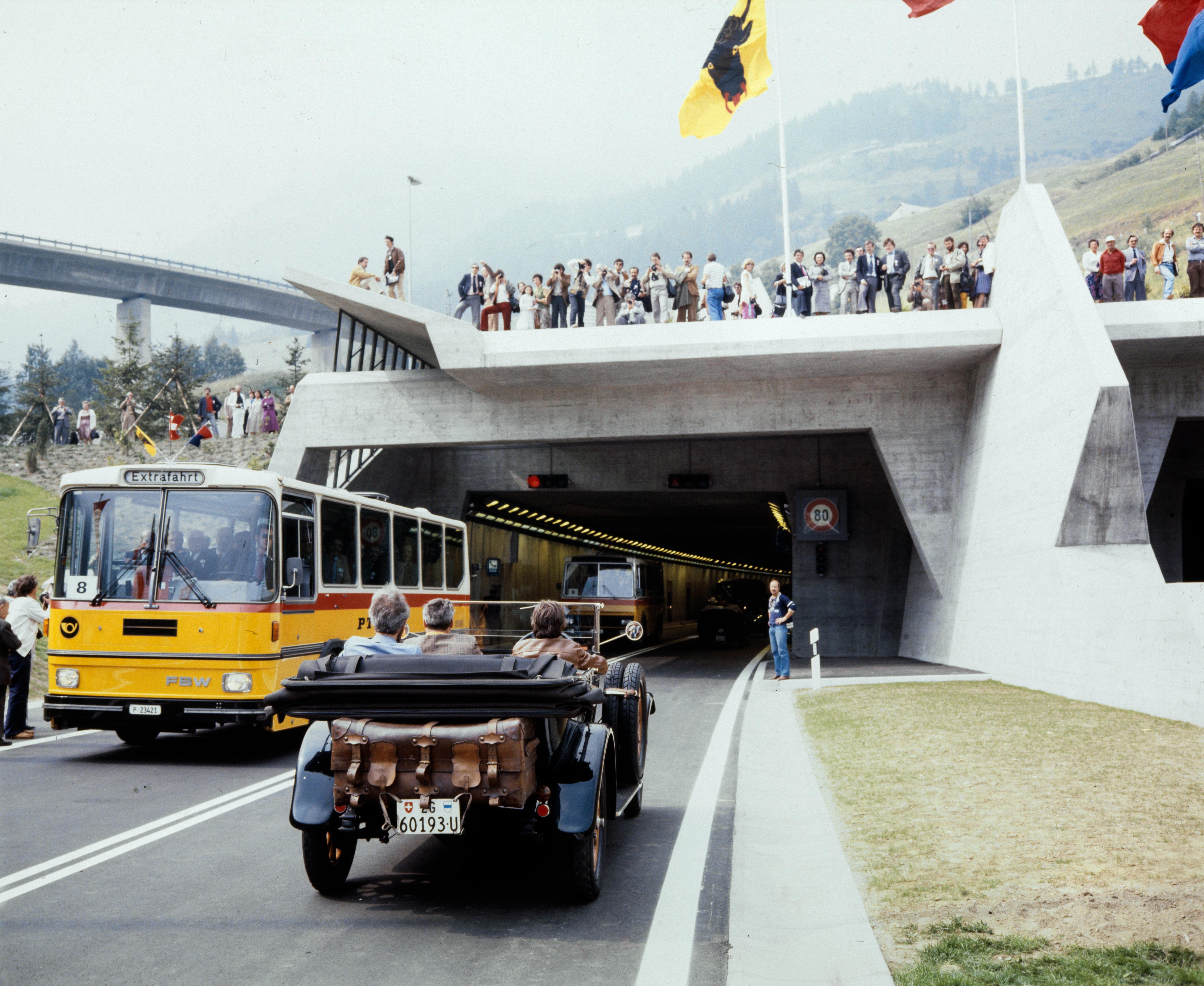 El 5 de septiembre de 1980, cuando se inauguró el túnel carretero del Gottardo, se miró atrás a una obra maestra de ingeniería que requirió 10 años de construcción y 20 años de planificación. El proyecto del túnel fue de Giovanni Lombardi.