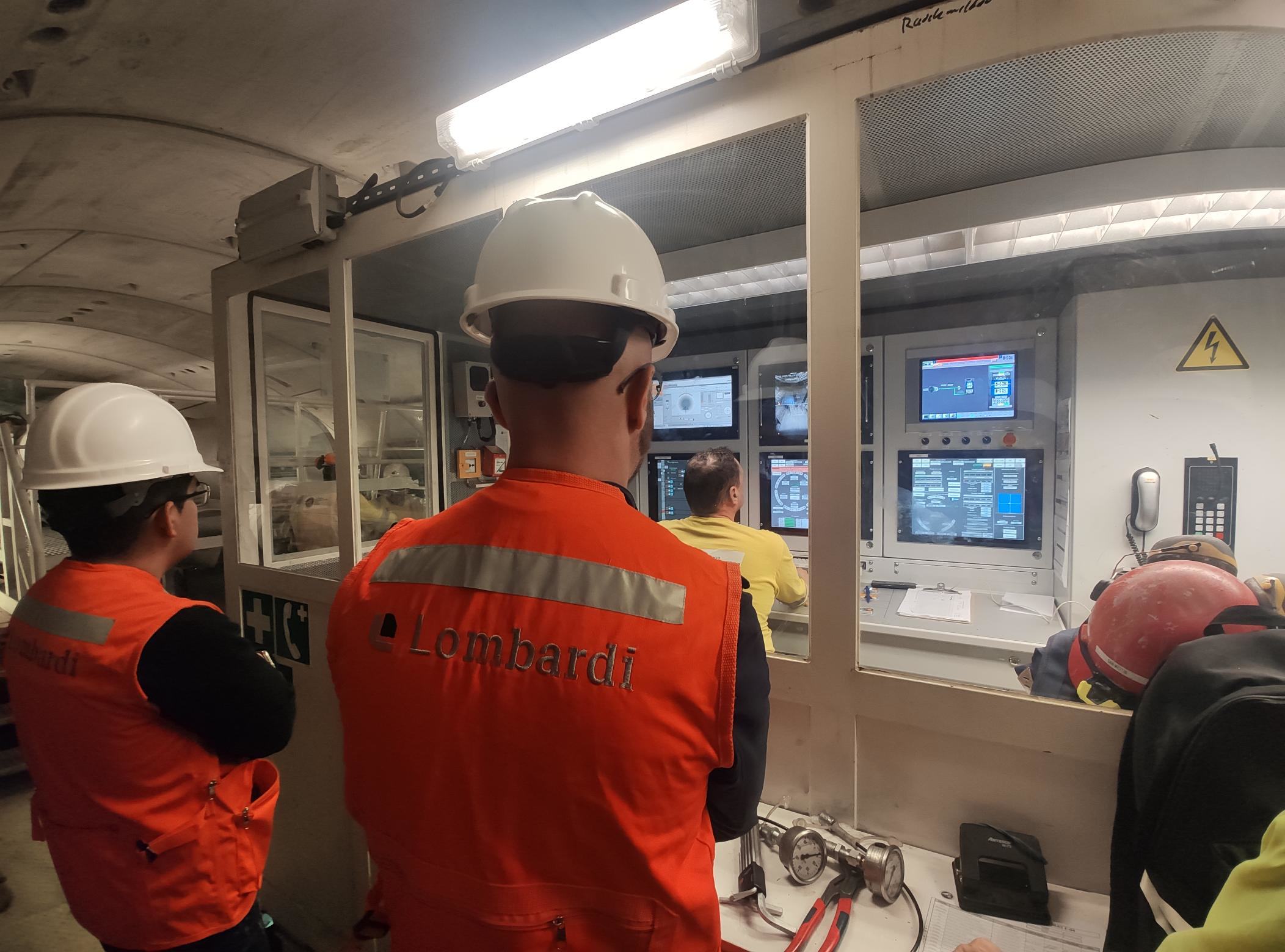 Los Ingenieros de Lombardi monitorean día a día el avance de las TBMs mientras los operadores llevan las máquinas hacia su destino final.