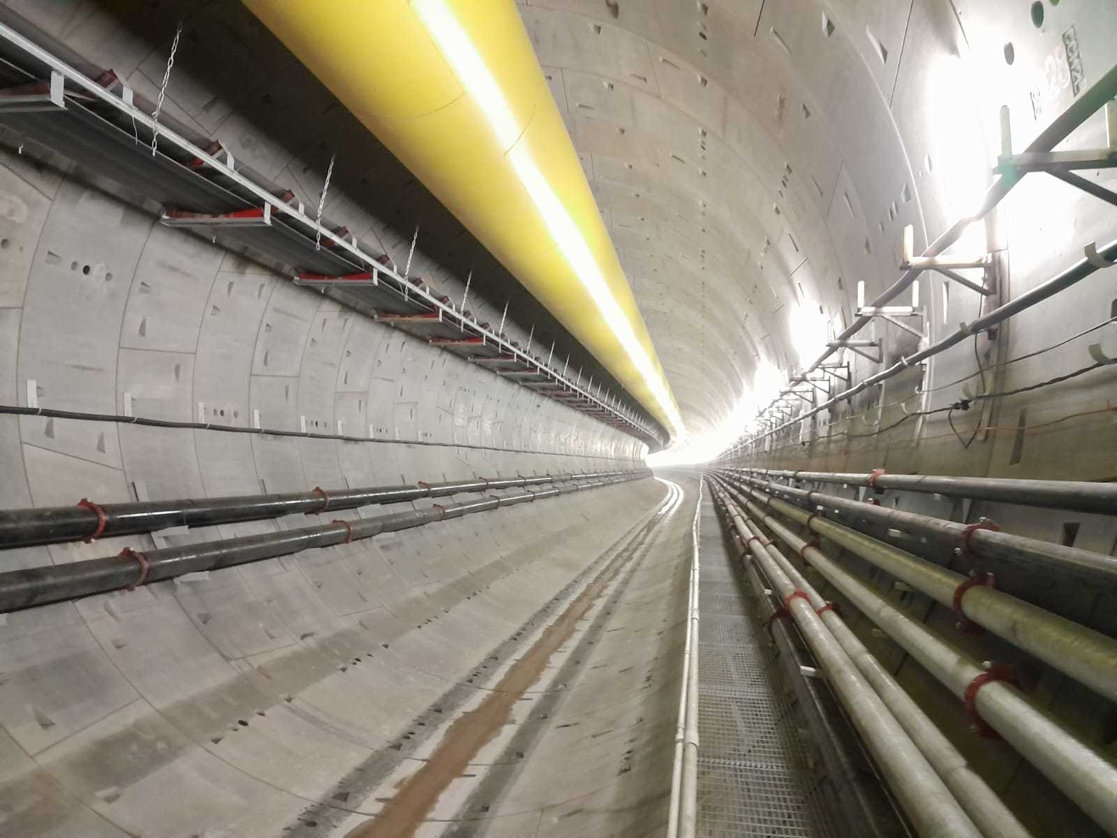 Un túnel que lleva al infinito es lo que deja la TBM luego de su paso… aún con las instalaciones provisorias de trabajo previo al montaje de las vías que llevaran los coches modernos y seguros.