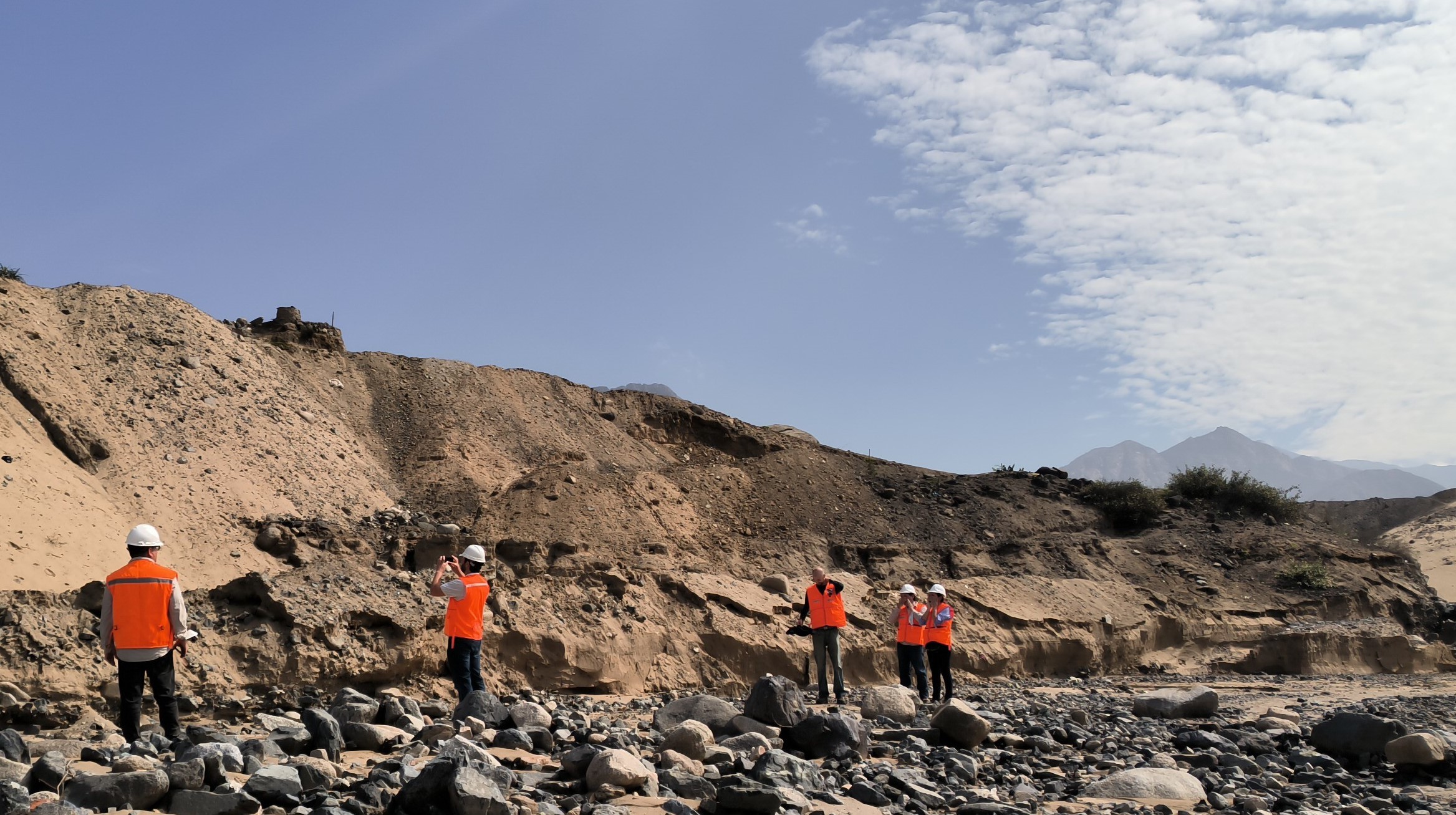 Equipo de Geotecnia relevando las quebradas concurrentes a la ciudad para identificación de sitios para emplazamiento de presas de retención de sedimentos.
