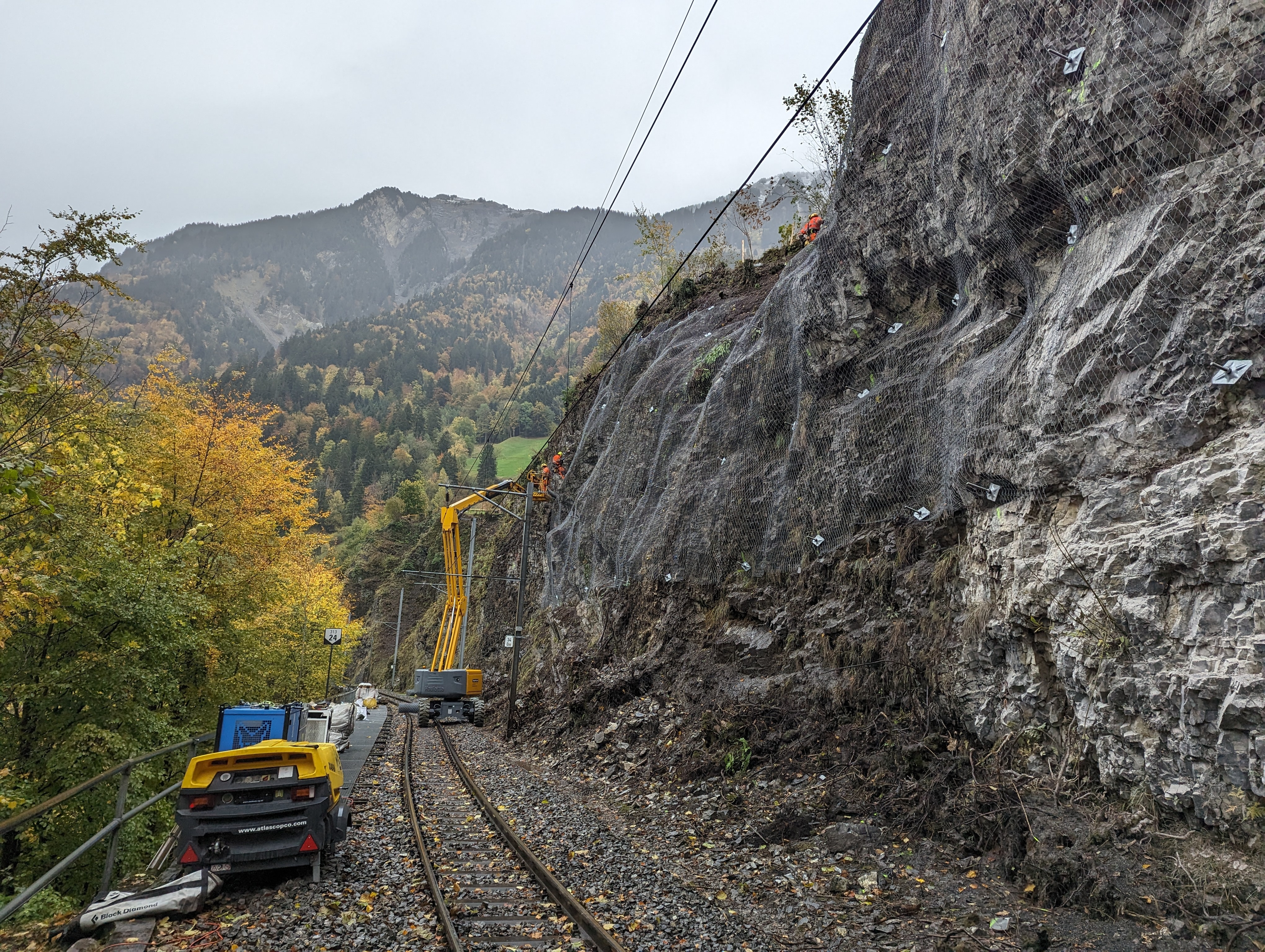 Montage Netzabdeckung Tschorren während Vollsperrung (Lungern, OW)
