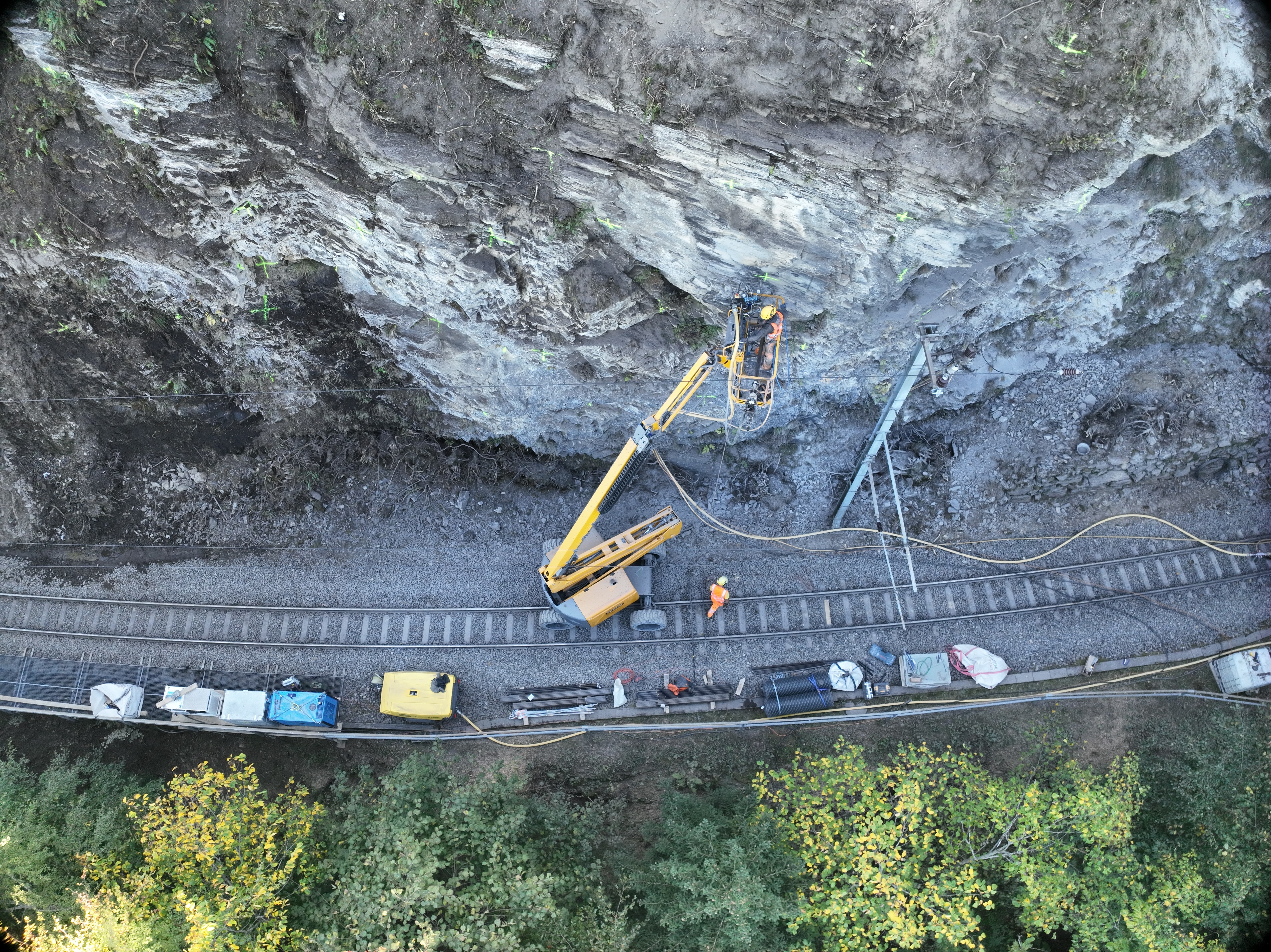 Montage Netzabdeckung Tschorren (Lungern, OW) während Vollsperrung der Strecke.