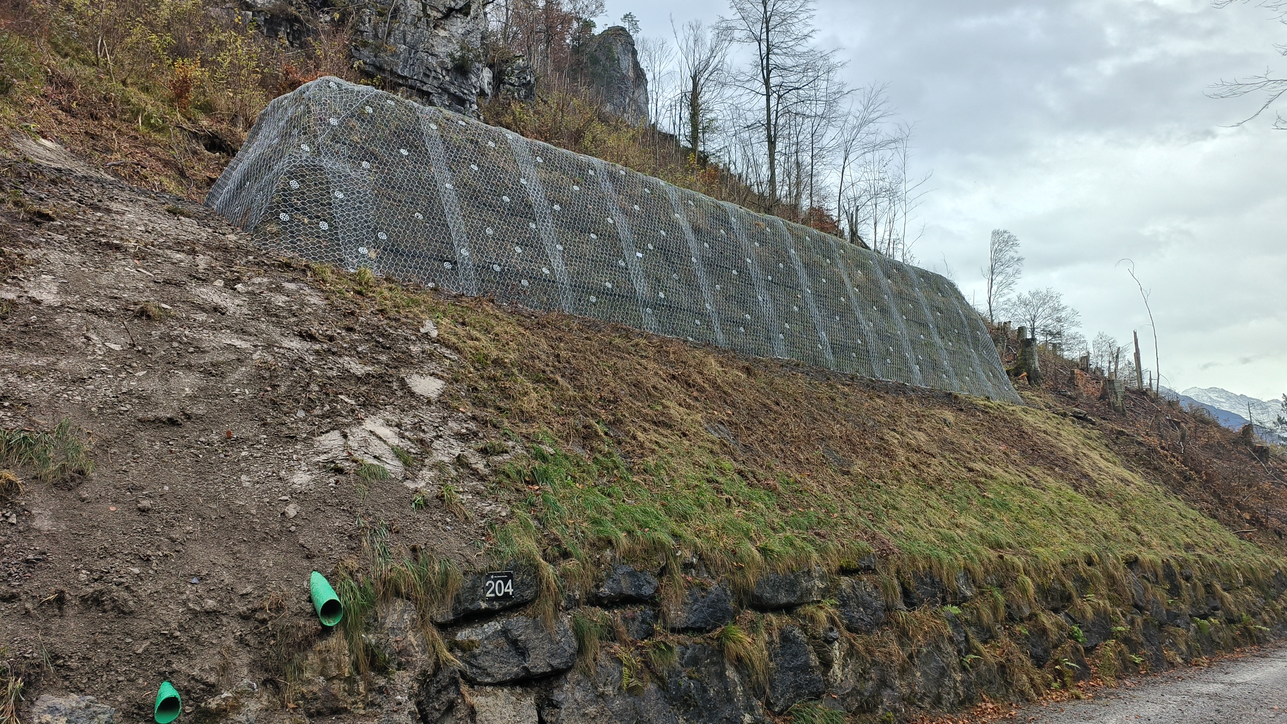 Erddamm Paradiesli (Meiringen BE) - nach der Sanierung. Links die Entwässerungsleitungen