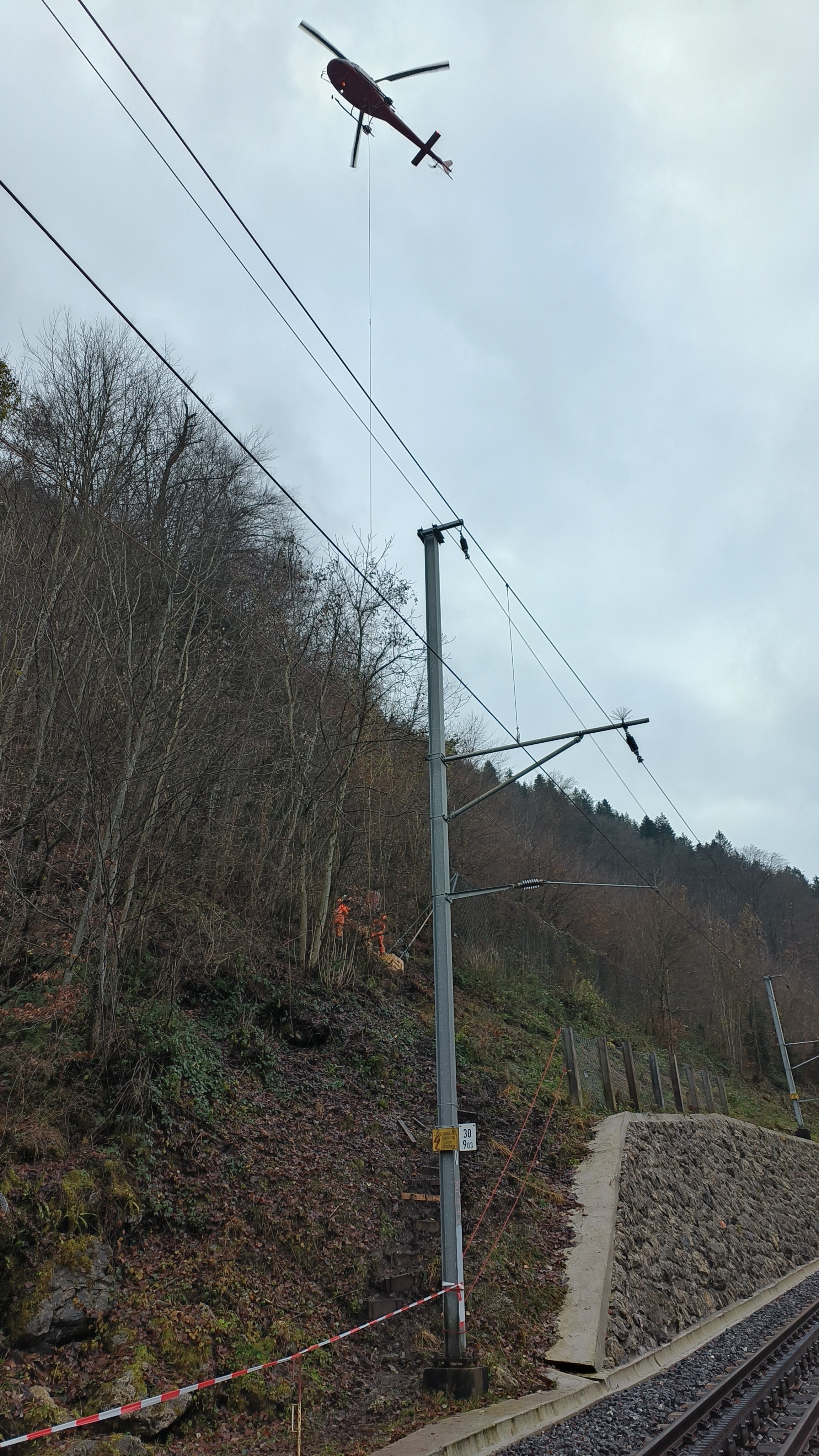 Materiallogistik im Steilgelände und Nahbereich zur Bahnlinie mit Helikopter (Giswil, OW)