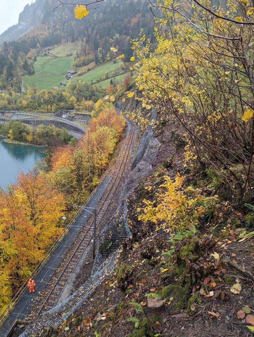 Tschorrentunnel, Portal Nord: Neue Netzabdeckung, Ausführung während einer sowieso nötigen Vollsperrung des Streckenabschnitts für Gleisarbeiten